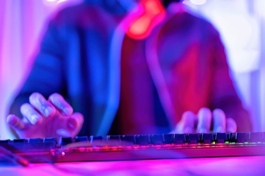 What are the characteristics of synthwave music that define its sound?